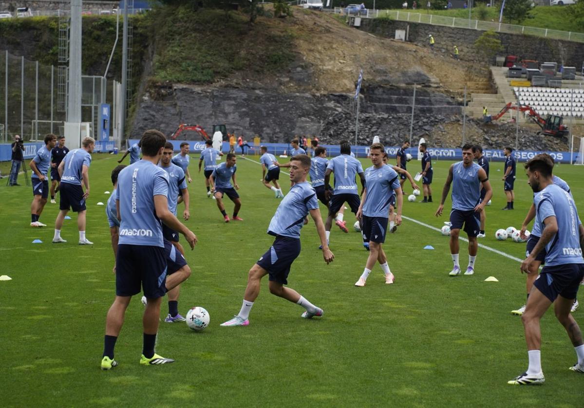 Sucic, en el centro, es uno de los internacionales que se ha incorporado este lunes a los entrenamientos.