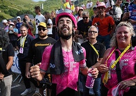 Ben Healy celebra su liderato tras comprobar que Pogacar no cruza la línea de meta a tiempo.