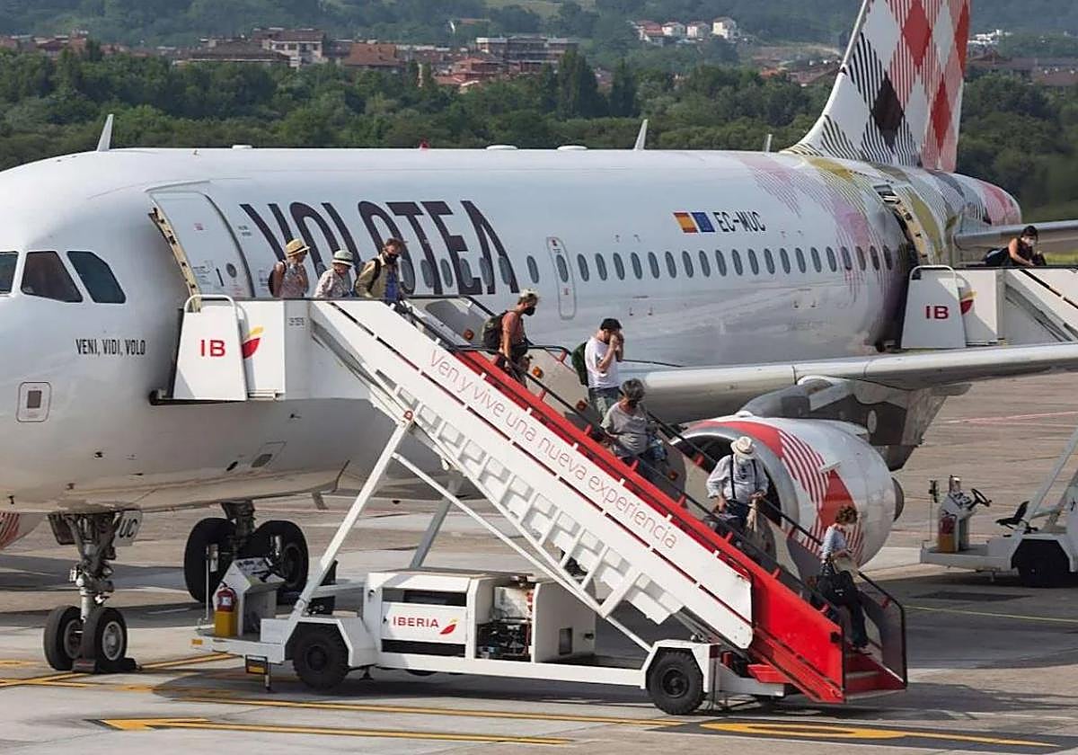 El aeropuerto de Hondarribia cierra junio con un 6% menos de pasajeros y se aleja del récord del pasado año