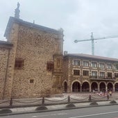 Los daños en la torreta de la derecha tras el impacto del rayo.