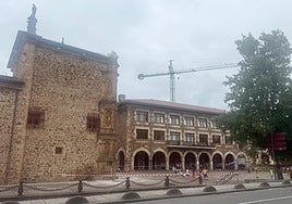 Los daños en la torreta de la derecha tras el impacto del rayo.