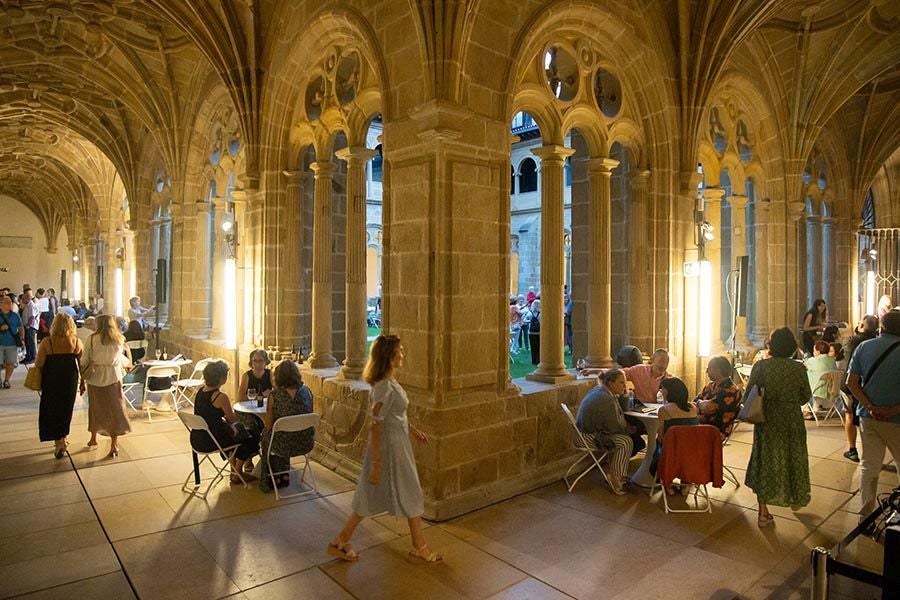 Klaustro eta eliza bisitatzeko aukera ere izango da larunbata gauean.