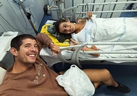 Sara Alonso, en el hospital junto a su compañero.