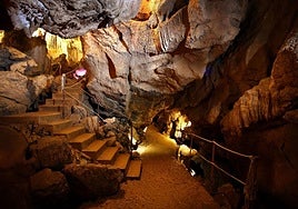 El río Urtxume ha dado forma a esta maravilla de la naturaleza que es la Cueva de Ikaburu.