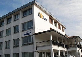 La Salle ikastetxeko haur talde bat korrika bertako futbol zelaian, prestatzaileen atzetik.