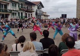 Tio Teronen Semeak taldeak 'Haurreskolari' ikuskizuna eskaini zuen larunbat arratsaldean Arma Plazan.