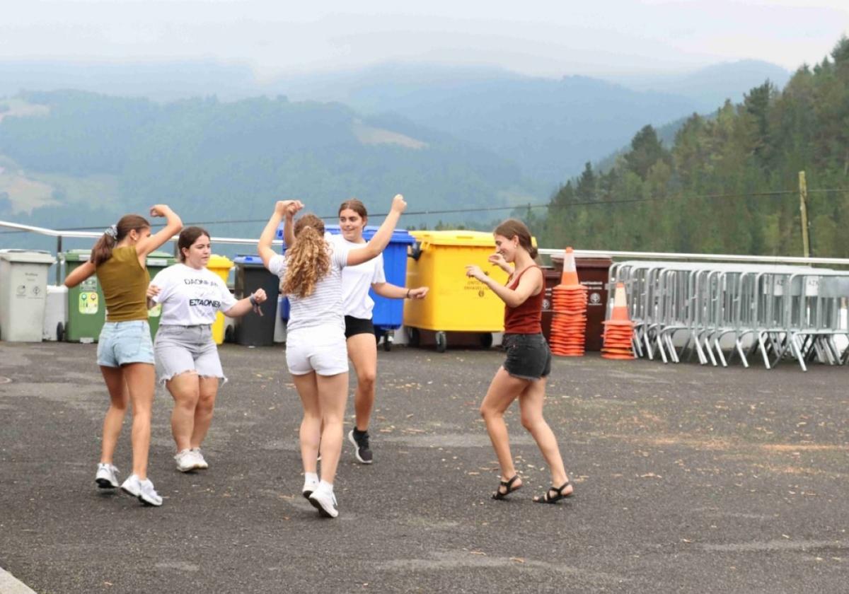 Jan-edanerako, dantzarako, muserako, elizkizunetan parte hartzeko edo ikuskizunez gozatzeko, gerturatu da jendea Urrategira.