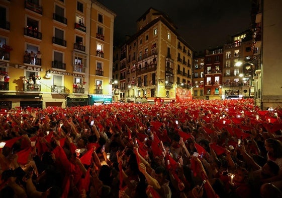 La plaza del Consistorio se llenó para el 'Pobre de mí'.
