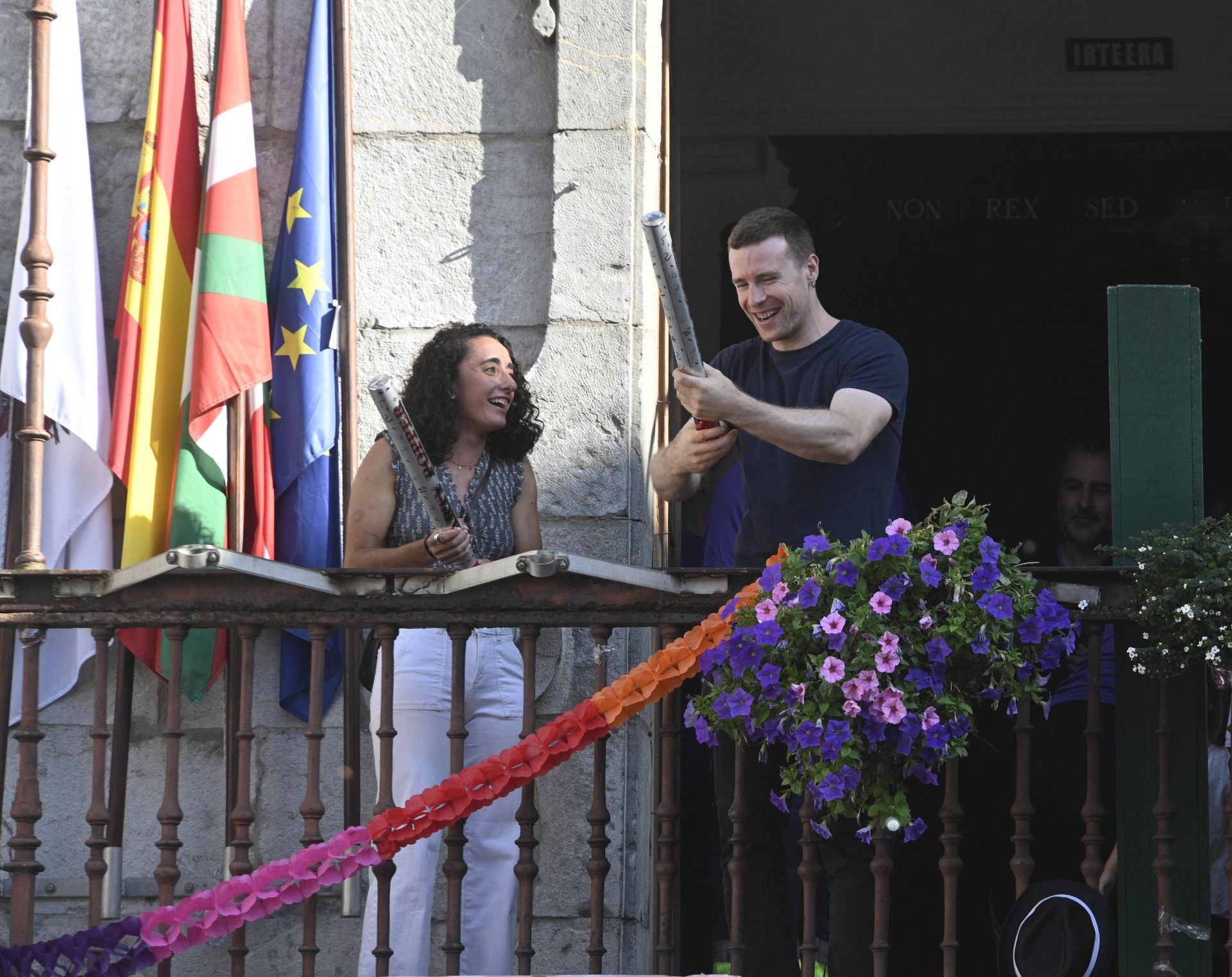 Giro bikaina bizi izan zen arratsalde osoan Alegian; Paula del Pozok eta Iñaki Artolak ere parte hartu nahi izan zuten, txupinazoa botatzearekin batera.