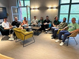 Etxepare Euskal Institutuko zuzendari Irene Larraza, ikasleekin ikastaroaren lehen egunean.