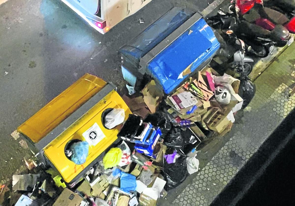 Lamenta Susana C.: «Este es el estado en el que a diario se encuentran los contenedores de la calle Arrasate 41. Los vecinos soportamos el hedor, apenas podemos salir del portal, dejan cartones, muebles y todo tipo de basura. Y todo, en pleno Centro y junto a la recién reinaugurada calle Easo».