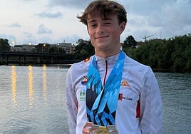 Oier Díaz posa orgulloso con las cuatro medallas.