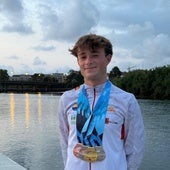 Oier Díaz posa orgulloso con las cuatro medallas.