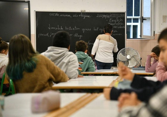 Alumnos de Primaria de un colegio guipuzcoano, pendientes de las explicaciones en la pizarra de su profesora.