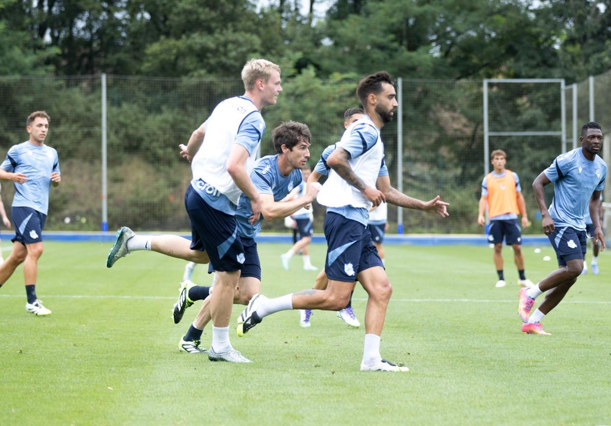 Óskarsson, Aritz y Brais disputan un balón durante el entrenamiento de este martes en Zubieta.