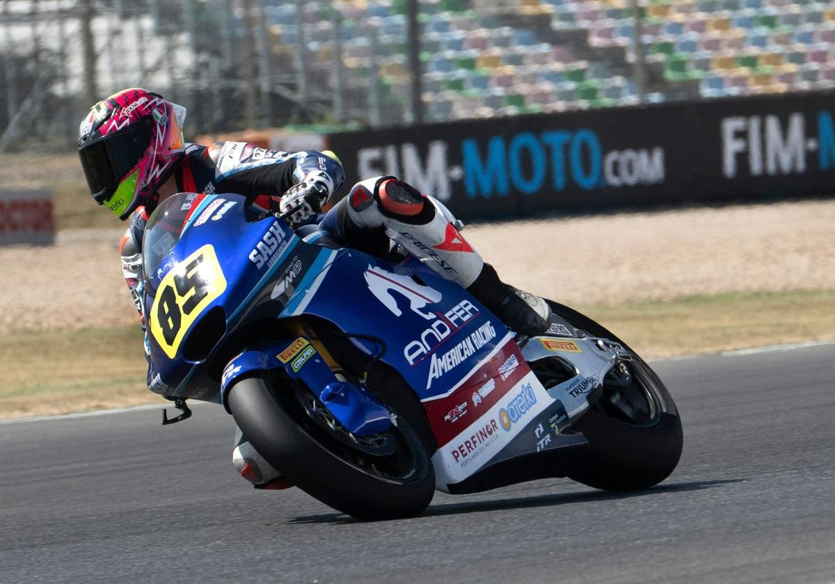 Zurutuza se dispone a trazar una curva en una carrera de esta temporada.