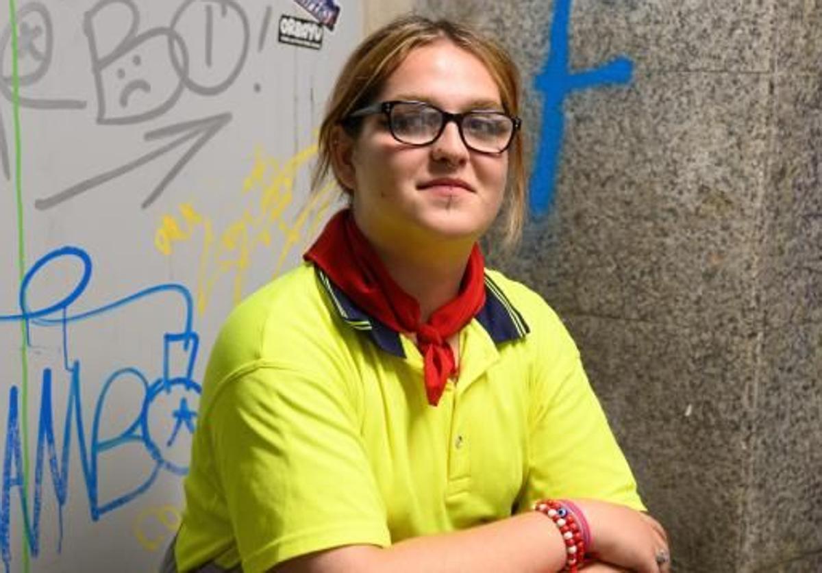 Kristina Zarza Martín en las escaleras de los baños públicos de la plaza del Castillo
