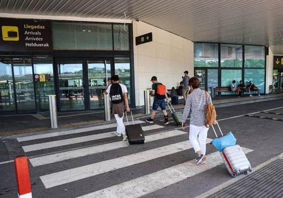 Un autobús directo conectará todo el año Donostia con el aeropuerto de Hondarribia