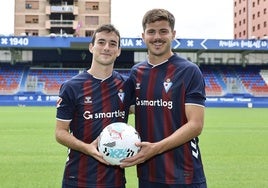 Magunazelaia y Moreno, con la camiseta del Eibar