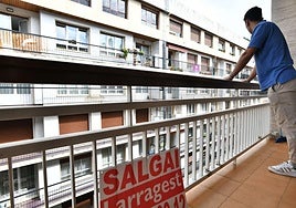 Un agente inmobiliario en una vivienda en venta en Eibar