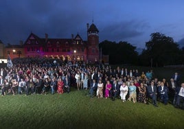 Foto de familia de los asistentes a la gala del 50 aniversario de Policlínica Gipuzkoa en los jardines de Miramar.