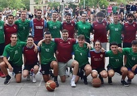 Los finalistas del pasado año, Tzulo y Mokela, tras la final.