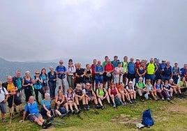 Los veteranos en una parada de su caminata por la zona de Karrantza.