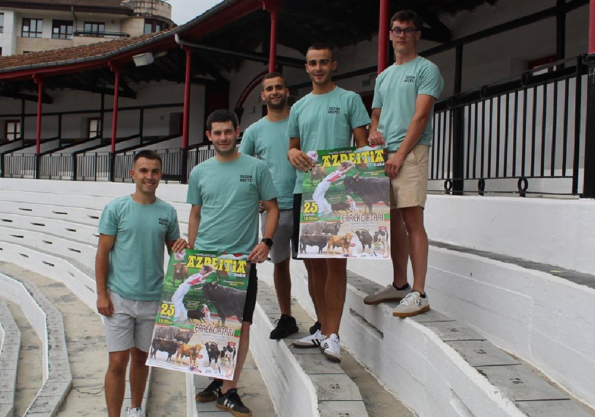 Miembros deZezen Beltz elkartea, en la presentación de la cita del próximo Día de Santiago.
