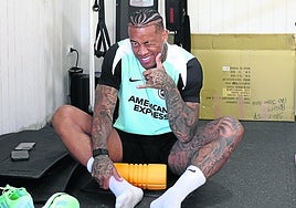 Igor Julio se ejercita en el gimnasio durante la pretemporada con el conjunto inglés.