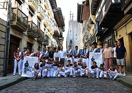 Participantes en los dos torneos de verano del Jostaldi junto a integrantes de Hondabirriko Pilota Eskola y autoridades.