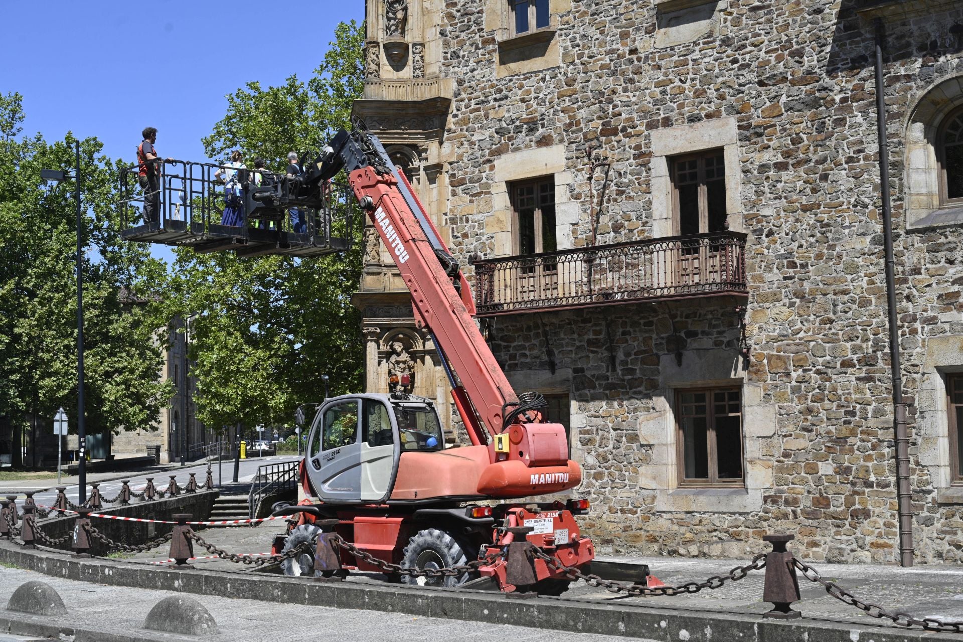 Los destrozos causados por el rayo que golpeó la Universidad de Oñati