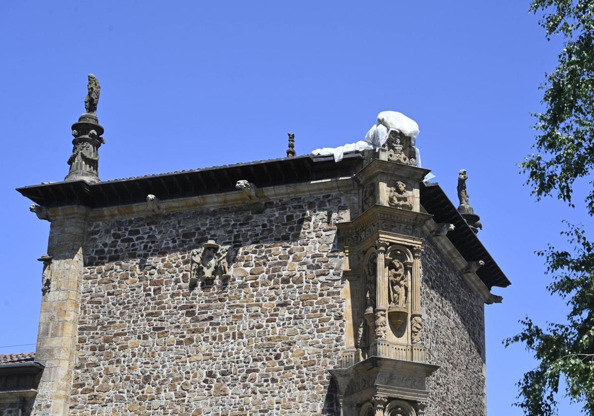 Los destrozos causados por el rayo que golpeó la Universidad de Oñati