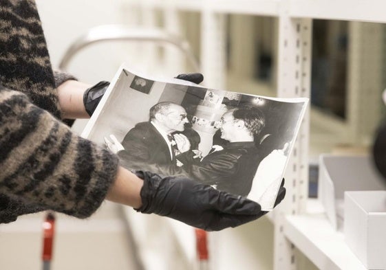 Crespo muestra la fotografía del encuentro de Luis Buñuel y Carlos Saura en el Zinemaldia de 1977.