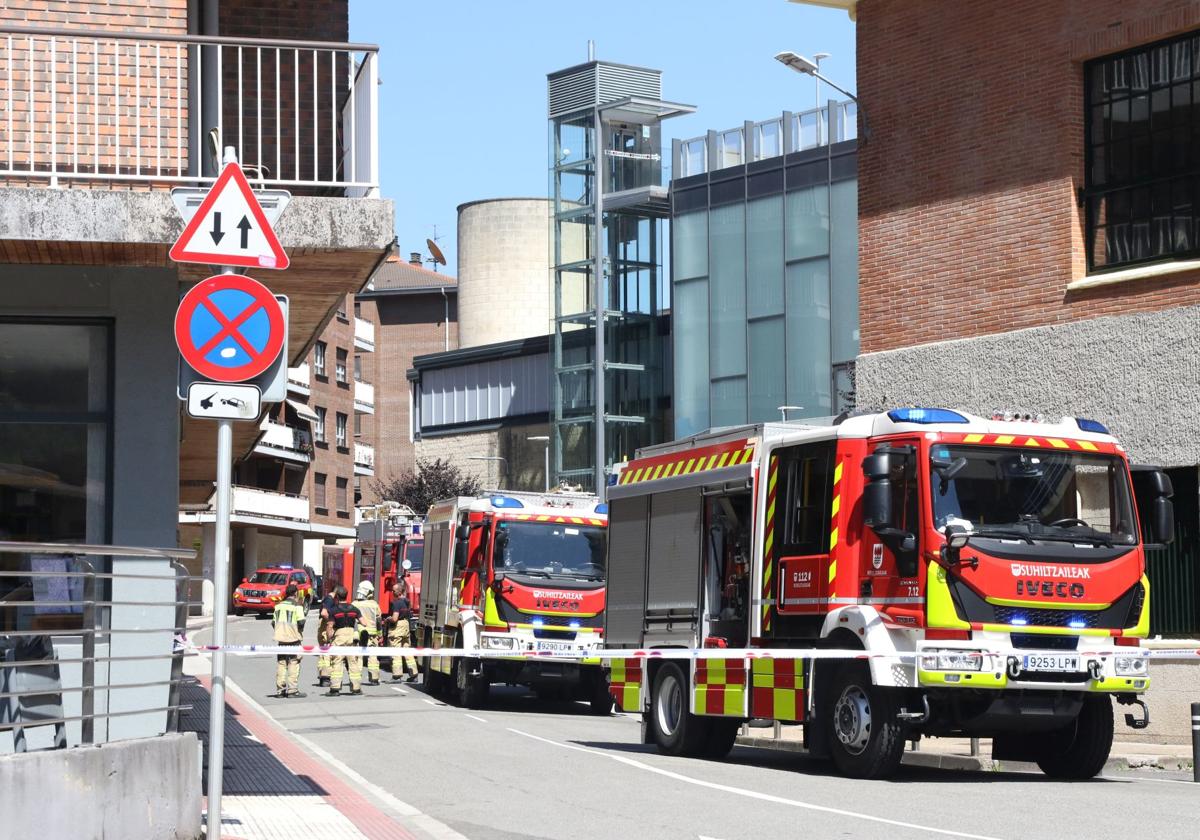 Los bomberos han acudido al polideportivo Olaizaga