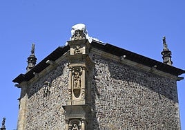 Un rayo impactó contra la fachada, derribando una de las estatuas de su torreta.