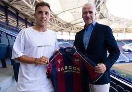 Jon Ander Olasagasti posa en el Ciutat con la camiseta del Levante.