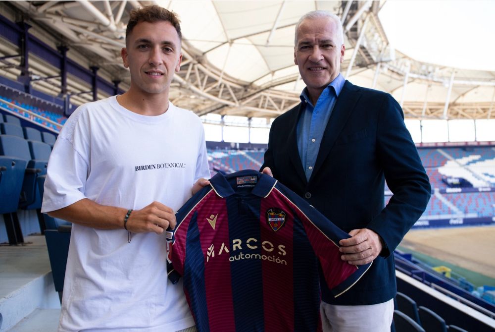 Jon Ander Olasagasti posa en el Ciutat con la camiseta del Levante.