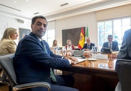 El lehendakari Imanol Pradales, en primer plano, con Sánchez al otro lado, durante la reunión del martes en Moncloa.