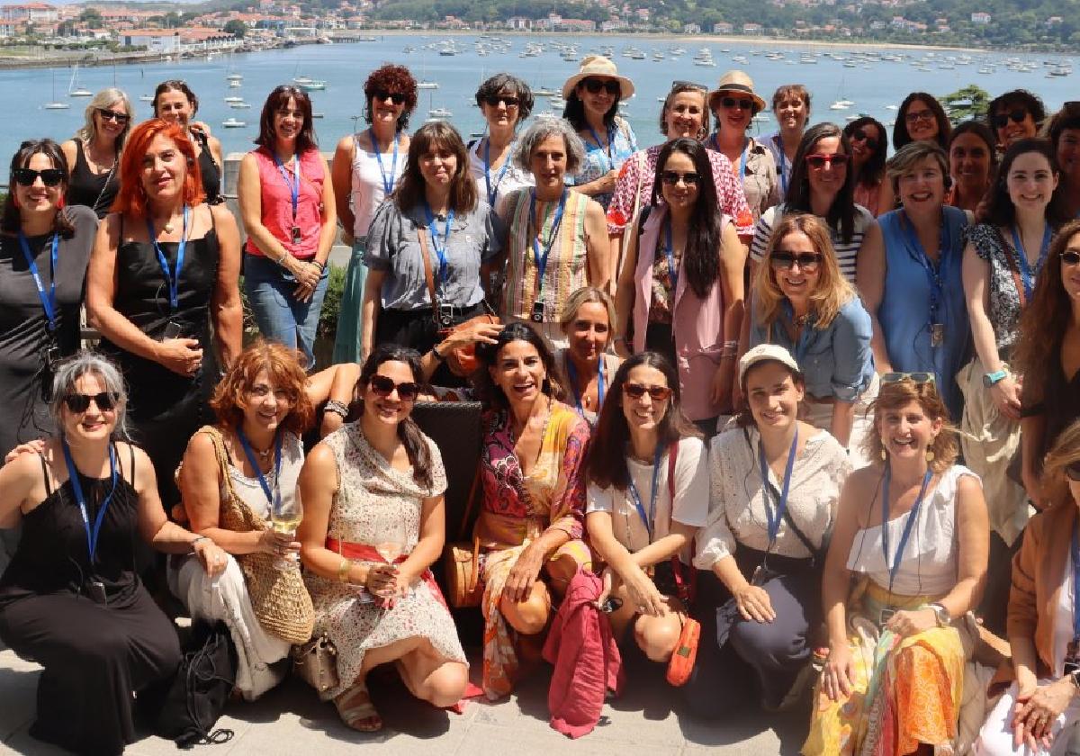 Las asociadas de Aspegi, con la bahía de Txingudi al fondo durante su visita cultural a Hondarribia.
