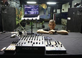 Khris Ríos posa con el equipo que ha preparado en el gaztetxe para la sesión posterior al I 'Aizu! Urban Fest'.