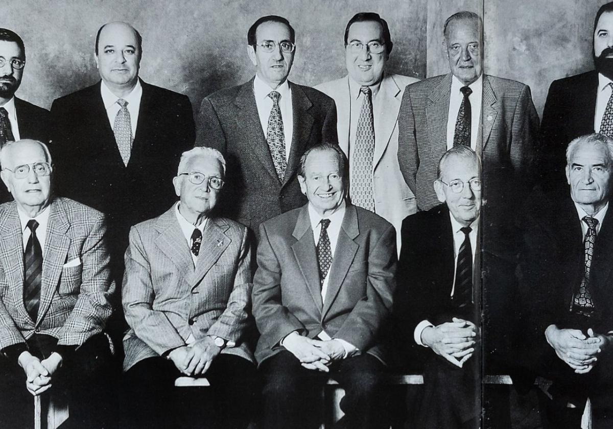 Oyarzabal, Goya, Izaguirre, Tutor, Aldazabal, Gabarain; Martínez, Ausin, Aguirre, Otegui y Uria. Todos fueron presidentes del Tolosa CF.