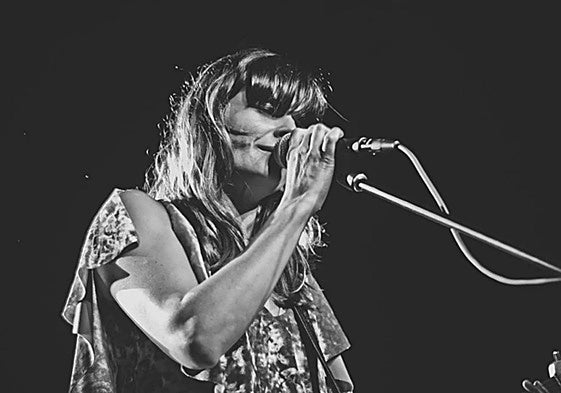 La artista presenta su propuesta intimista dentro del programa del Arrasate Blues.