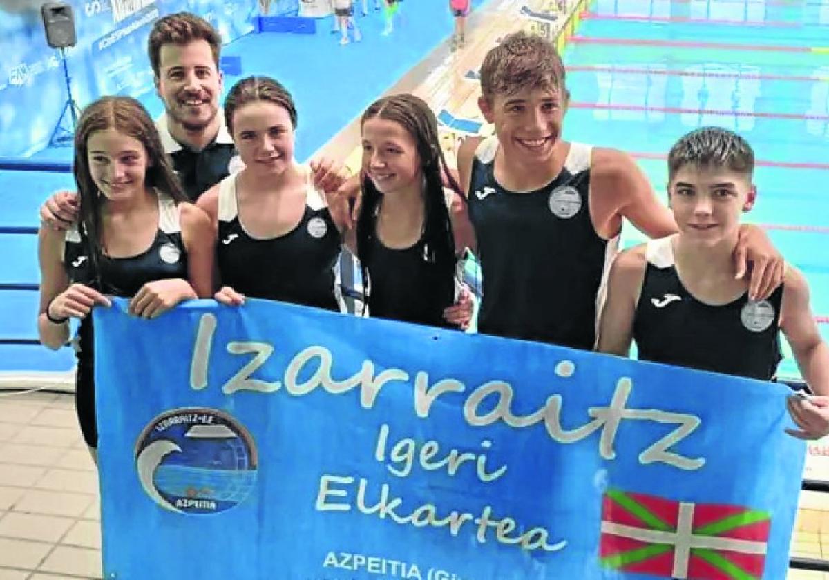 Julen Eizagirre, lortutako lau dominekin eta taldeko kideekin, eskuinean.