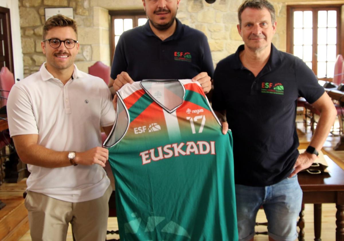 Illarramendi, Retolaza eta Arsuaga selekzioko kamisetarekin.