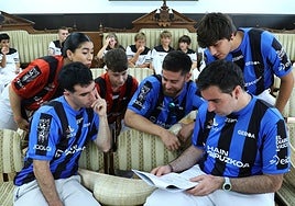 Algunos de los participantes en los festivales del verano del Jostaldi, repasando el dossier informativo.