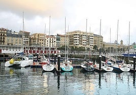 Embarcaciones deportivas y veleros en las dársenas del Muelle donostiarra.