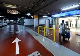 El túnel que conecta el parking del Boulevard con el mercado de la Bretxa, Lidl y Fitness Park abrió el miércoles.