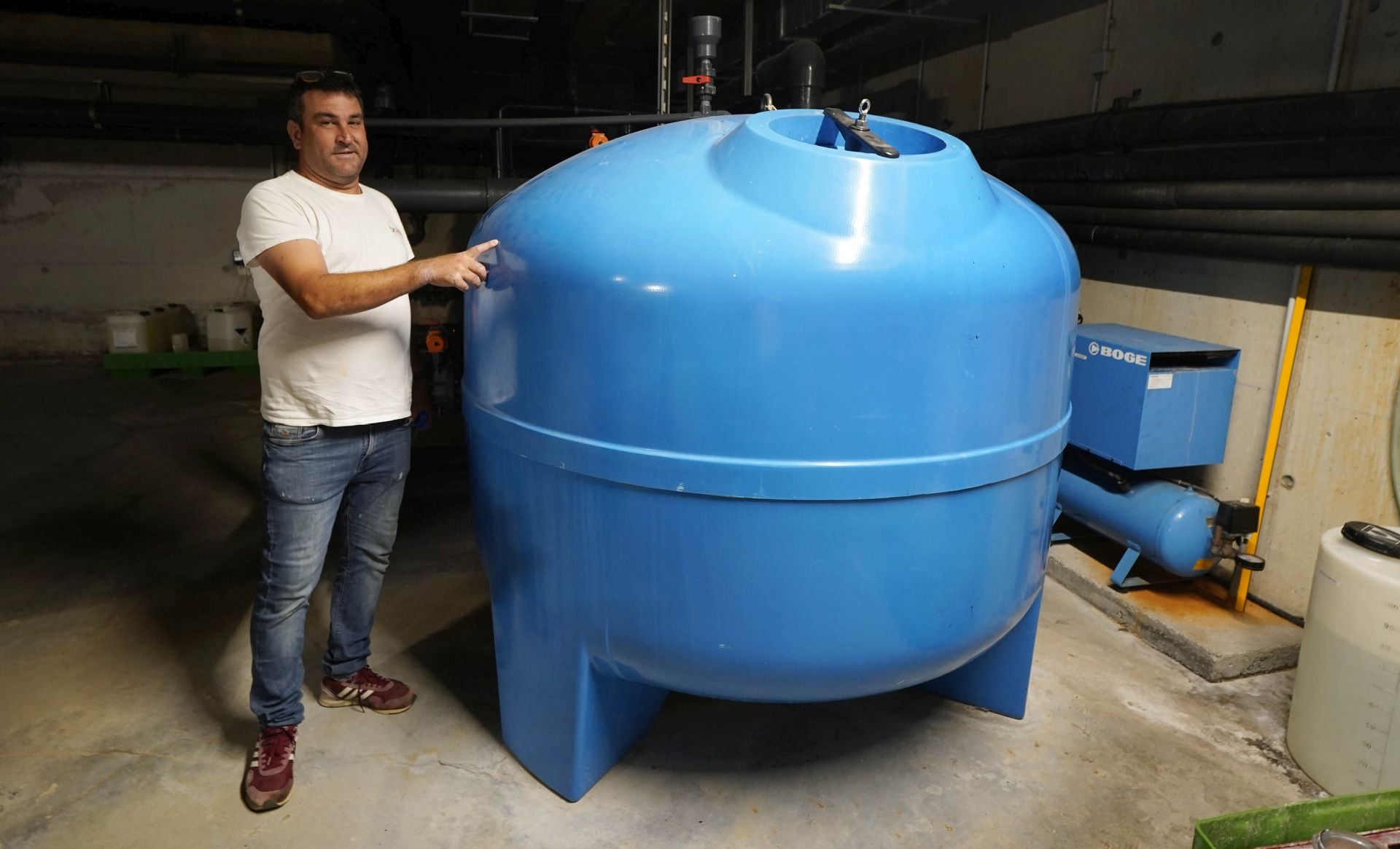 La labor de un técnico en mantenimiento de piscinas