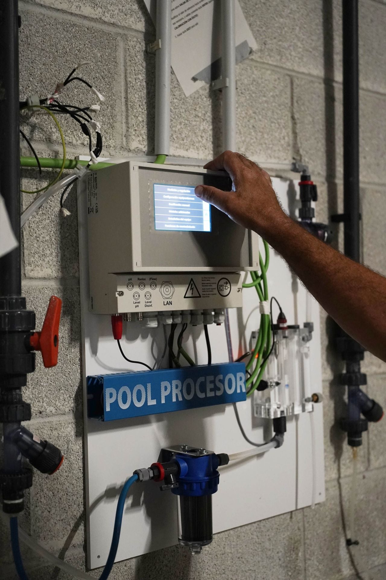 La labor de un técnico en mantenimiento de piscinas
