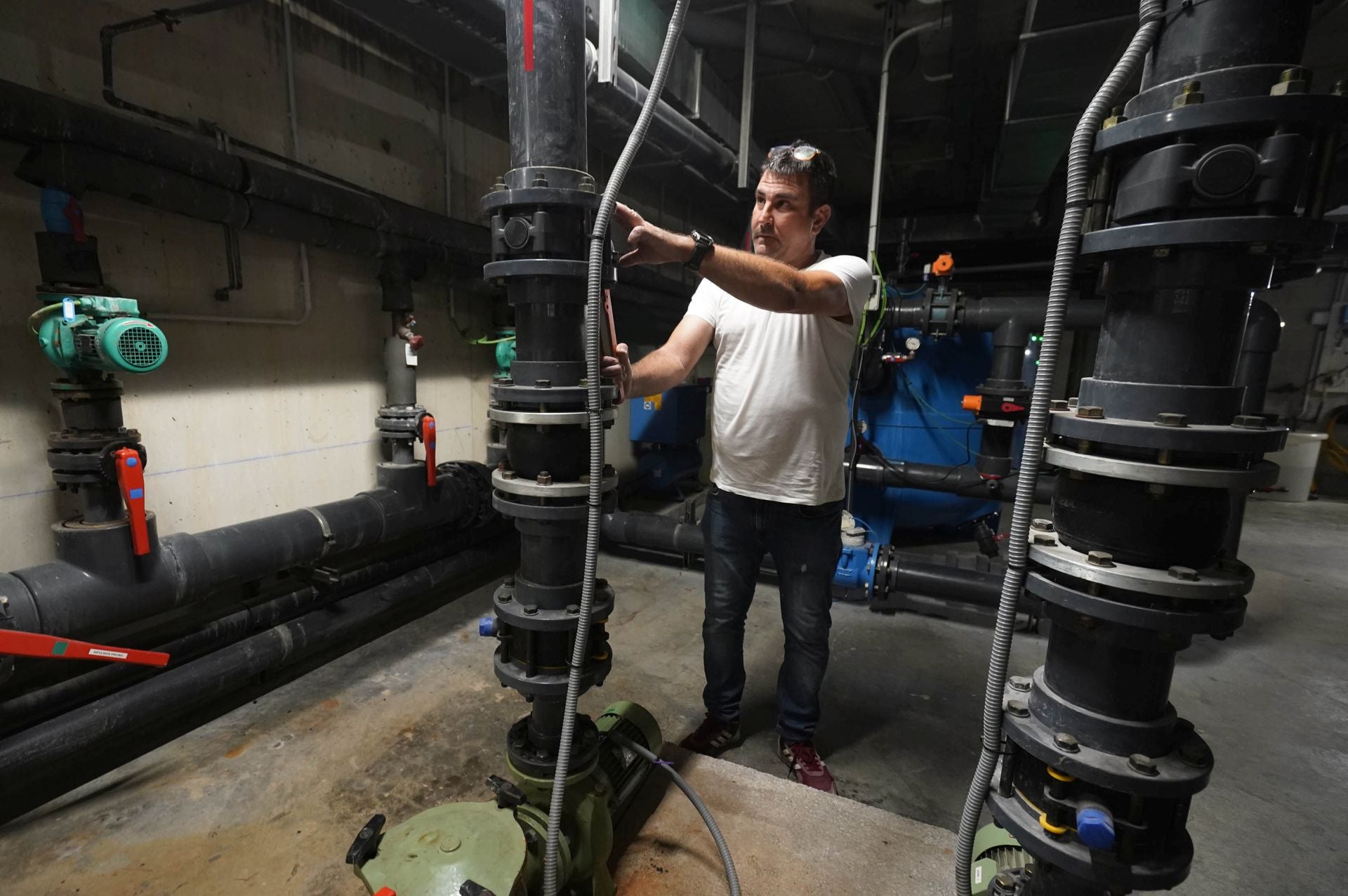 La labor de un técnico en mantenimiento de piscinas